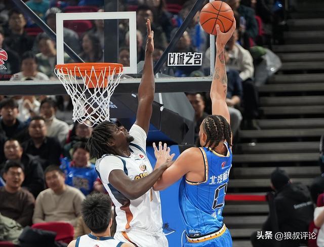 体育平台-CBA生涯首秀！麦基12中5得12分6板3助 连续“举火烧天”引关注